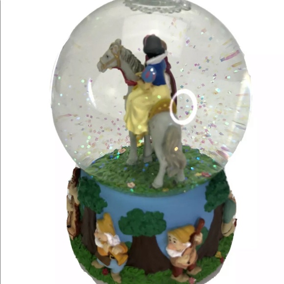 Disney Princess Musical Water Globe Snow White - Picture 5 of 5